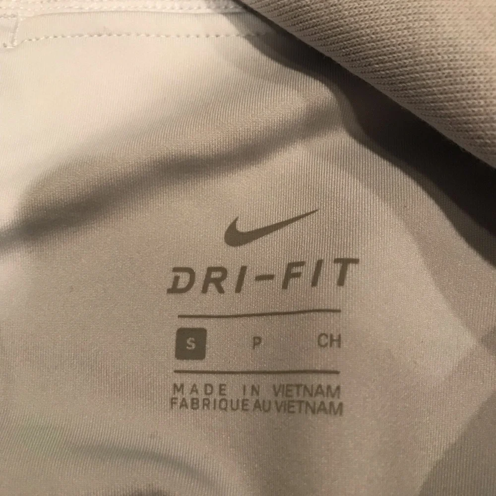 Woman’s Nike Set - Picture 2 of 4